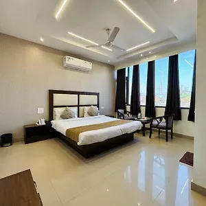 Hotel The Benz, Chandigarh